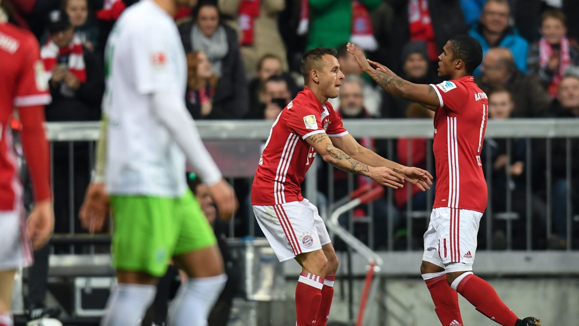 Douglas Costa celebrando su gol frente al Wolfsburgo