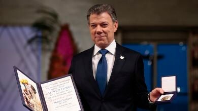 Juan Manuel Santos recibe el Nobel de la Paz y da por terminada la guerra con las FARC en Colombia