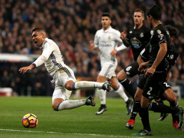 Casemiro cae al suelo