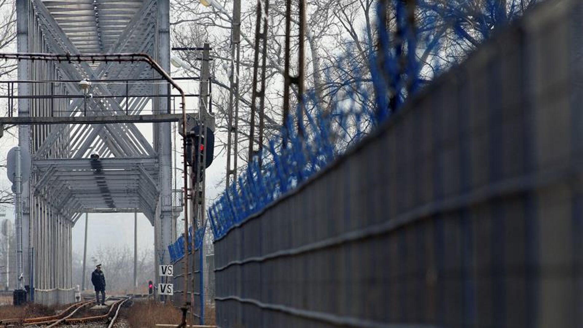 Un polic&iacute;a fronterizo inspecciona una v&iacute;a de tren