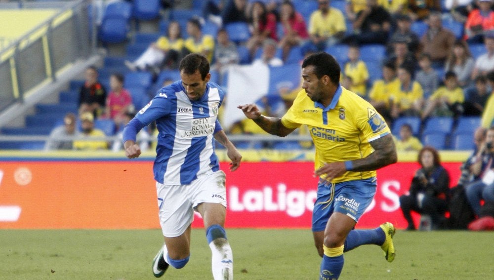 Míchel Macedo y Víctor Díaz pelean por el balón durante el Las Palmas - Leganés
