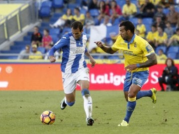 Míchel Macedo y Víctor Díaz pelean por el balón durante el Las Palmas - Leganés