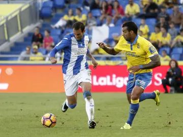 Míchel Macedo y Víctor Díaz pelean por el balón durante el Las Palmas - Leganés Míchel Macedo y Víctor Díaz pelean por el balón durante el Las Palmas - Leganés