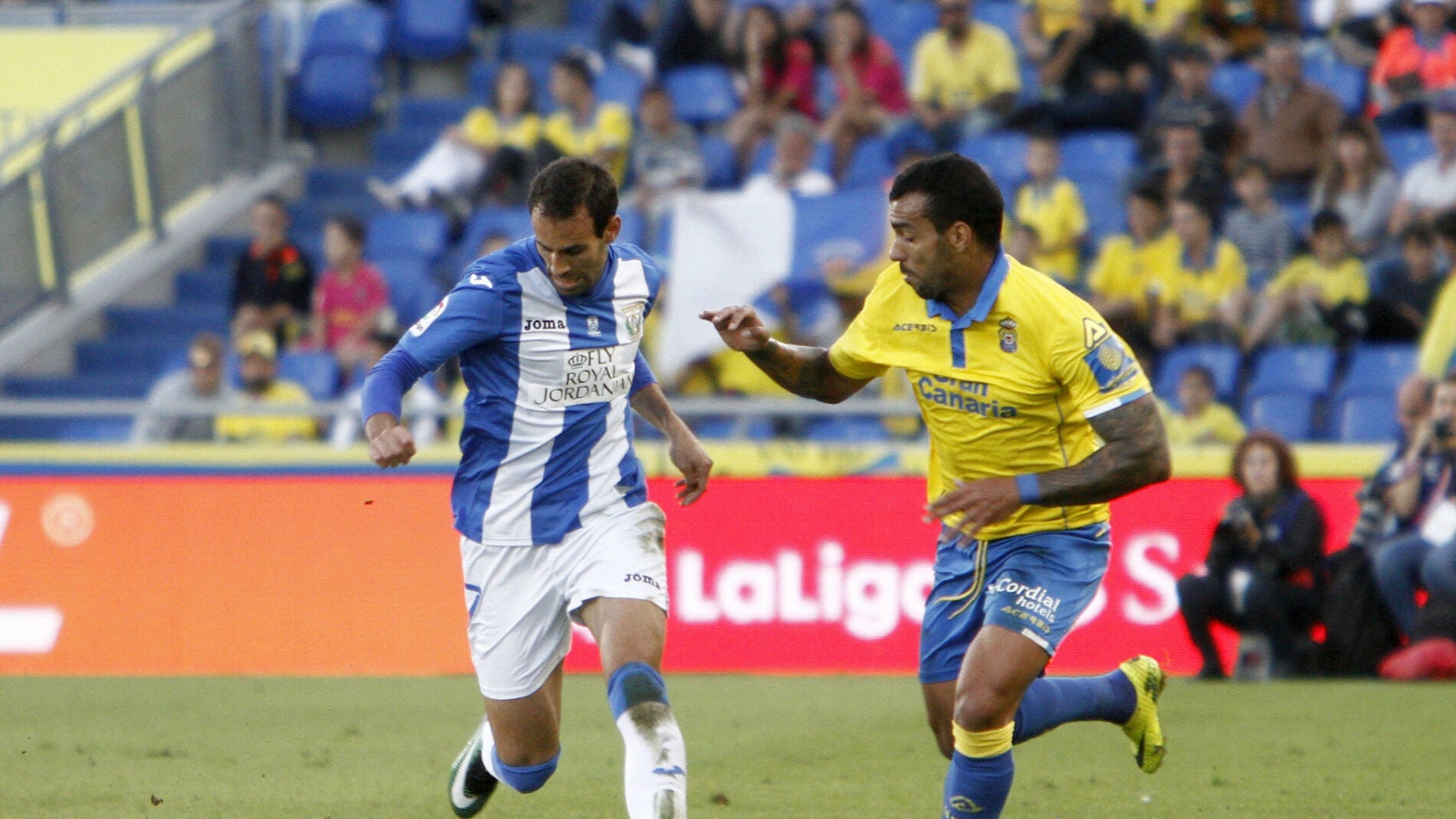 M&iacute;chel Macedo y V&iacute;ctor D&iacute;az pelean por el bal&oacute;n durante el Las Palmas - Legan&eacute;s