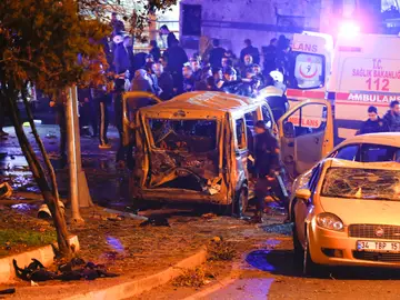 Imagen de la explosión a las afueras del estadio del Besiktas Imagen de la explosión a las afueras del estadio del Besiktas