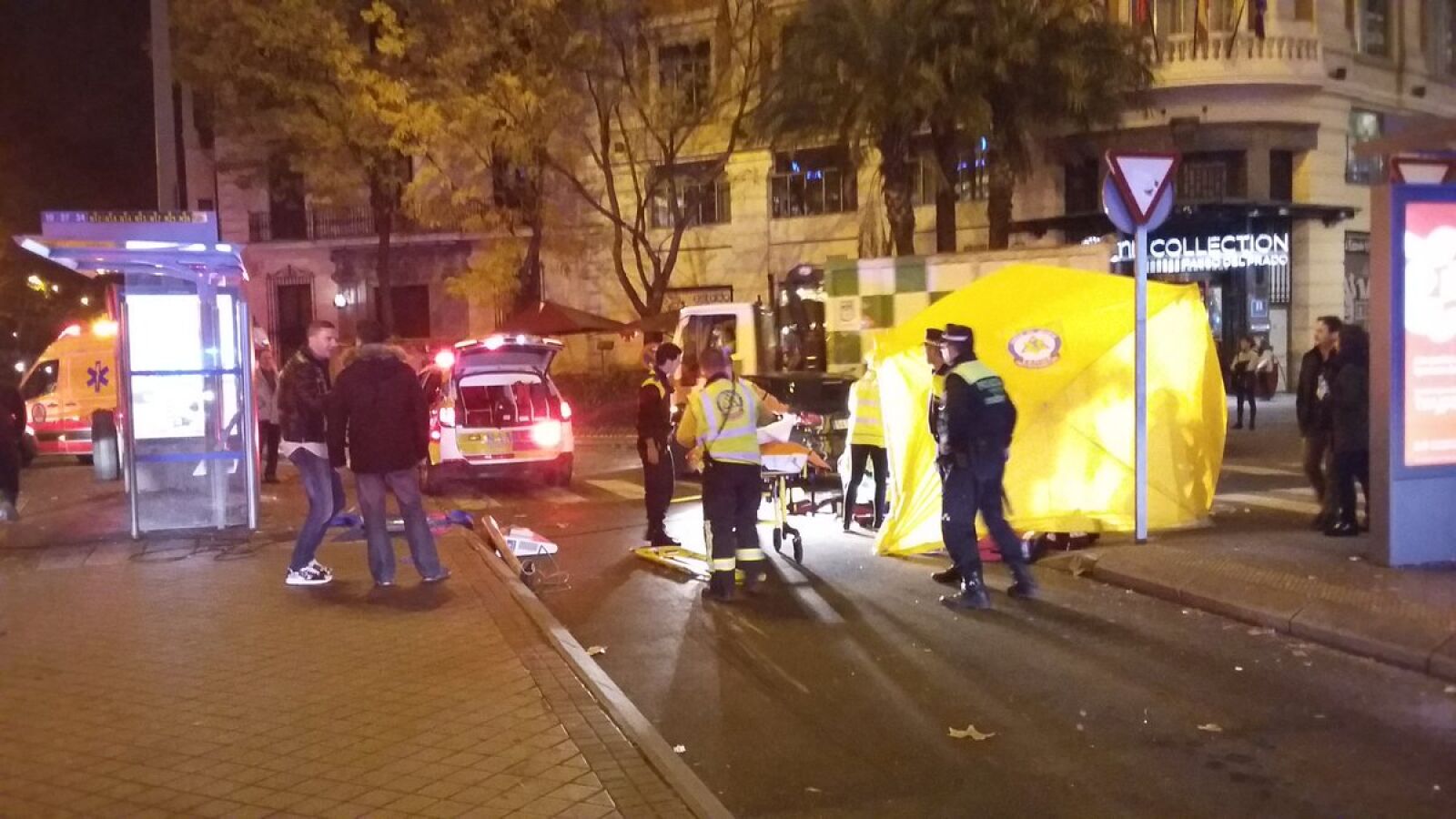 Un joven de 15 años, en estado crítico tras ser arrollado por un coche en una parada de autobús en Neptuno