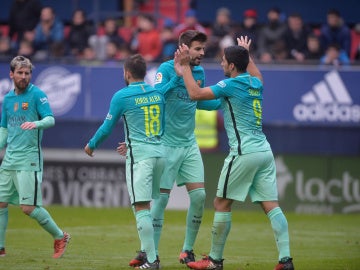 Los jugadores del Barcelona celebran el gol de Suárez ante Osasuna