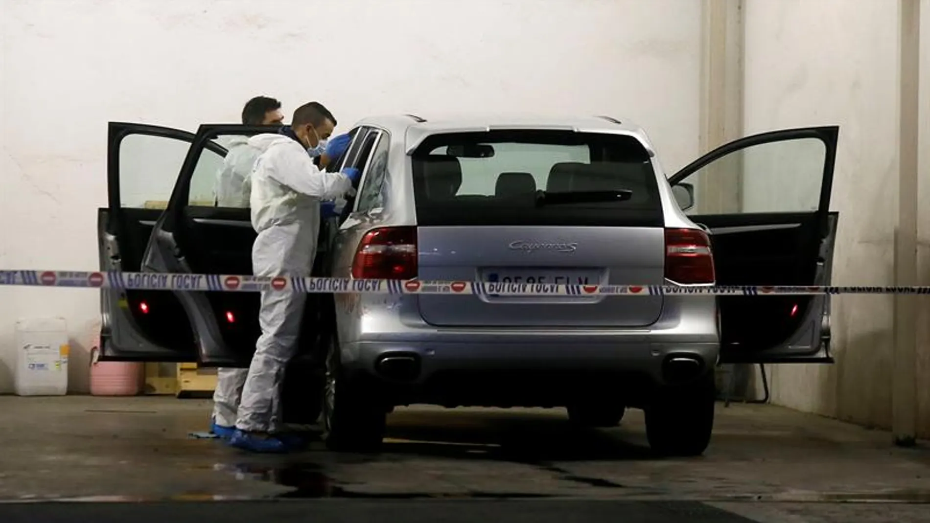 La policía científica registra el vehículo de la viuda del expresidente de la CAM La policía científica registra el vehículo de la viuda del expresidente de la CAM