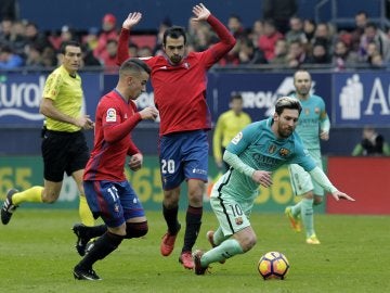 Leo Messi recibe una falta contra Osasuna