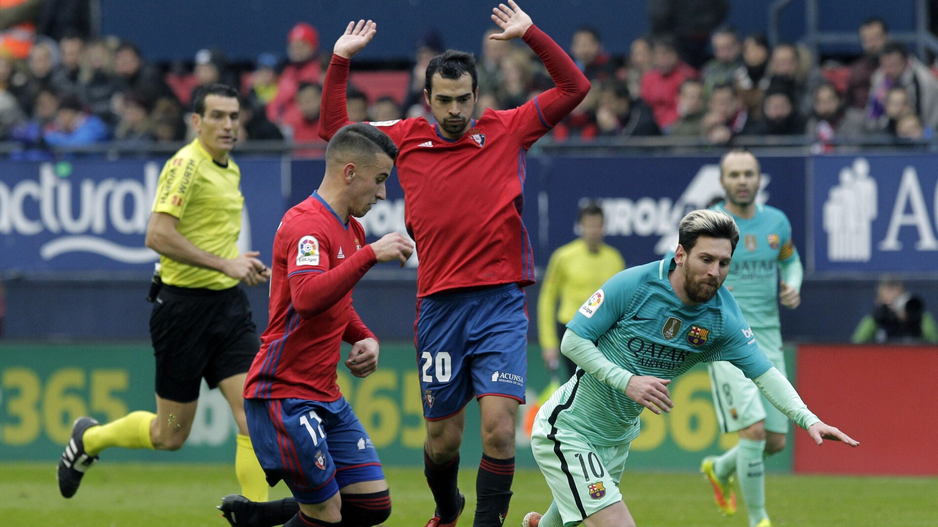 Leo Messi recibe una falta contra Osasuna