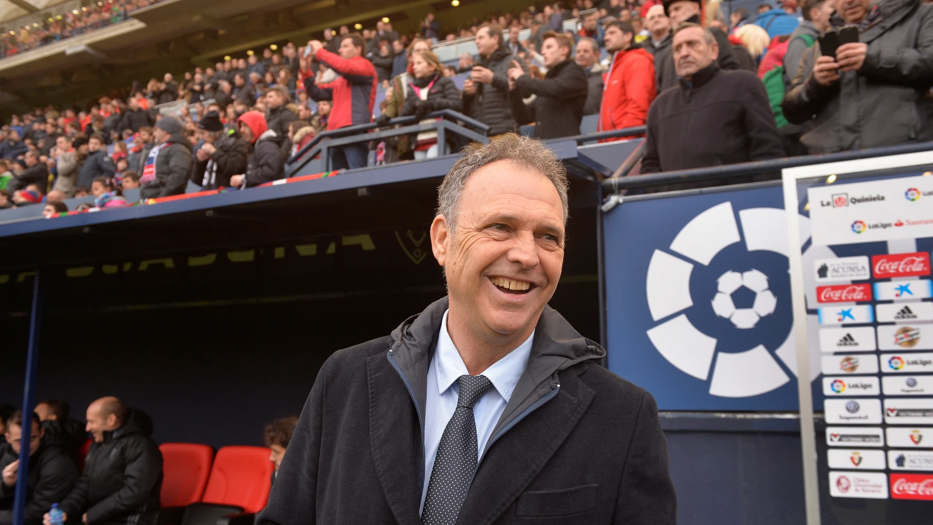 Joaquín Caparrós, en el banquillo de Osasuna Joaquín Caparrós, en el banquillo de Osasuna