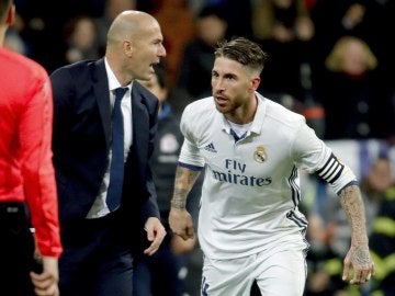 Zidane dando instrucciones a Sergio Ramos en el partido