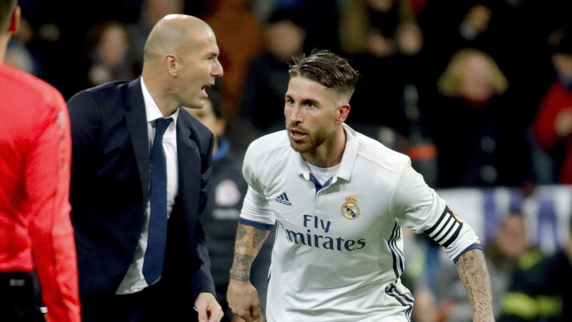 Zidane dando instrucciones a Sergio Ramos en el partido