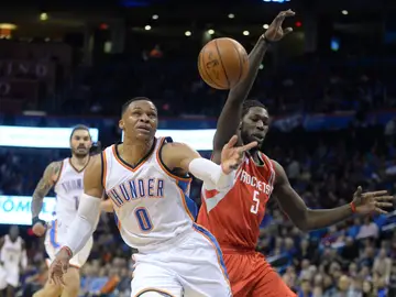 Westbrook intenta retener el balón ante Montrezl Harrell Westbrook intenta retener el balón ante Montrezl Harrell