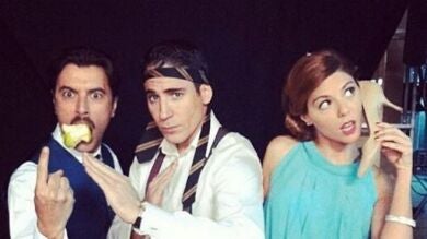 Miguel Ángel Silvestre comparte una divertida imagen en las redes sociales con sus compañeros y amigos Manuela Velasco y Javier Rey