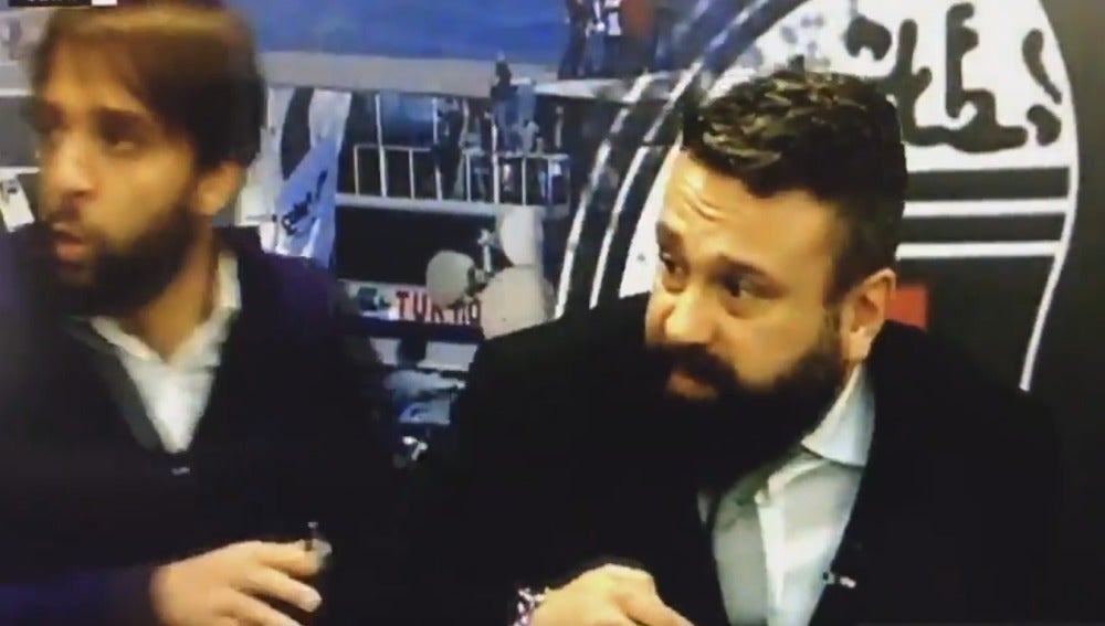 Los presentadores de la televisión del Besiktas, escuchando la explosión