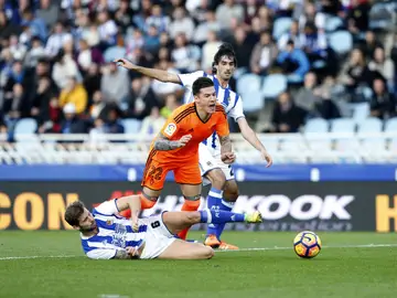 Santi Mina recibe una falta contra la Real Sociedad Santi Mina recibe una falta contra la Real Sociedad