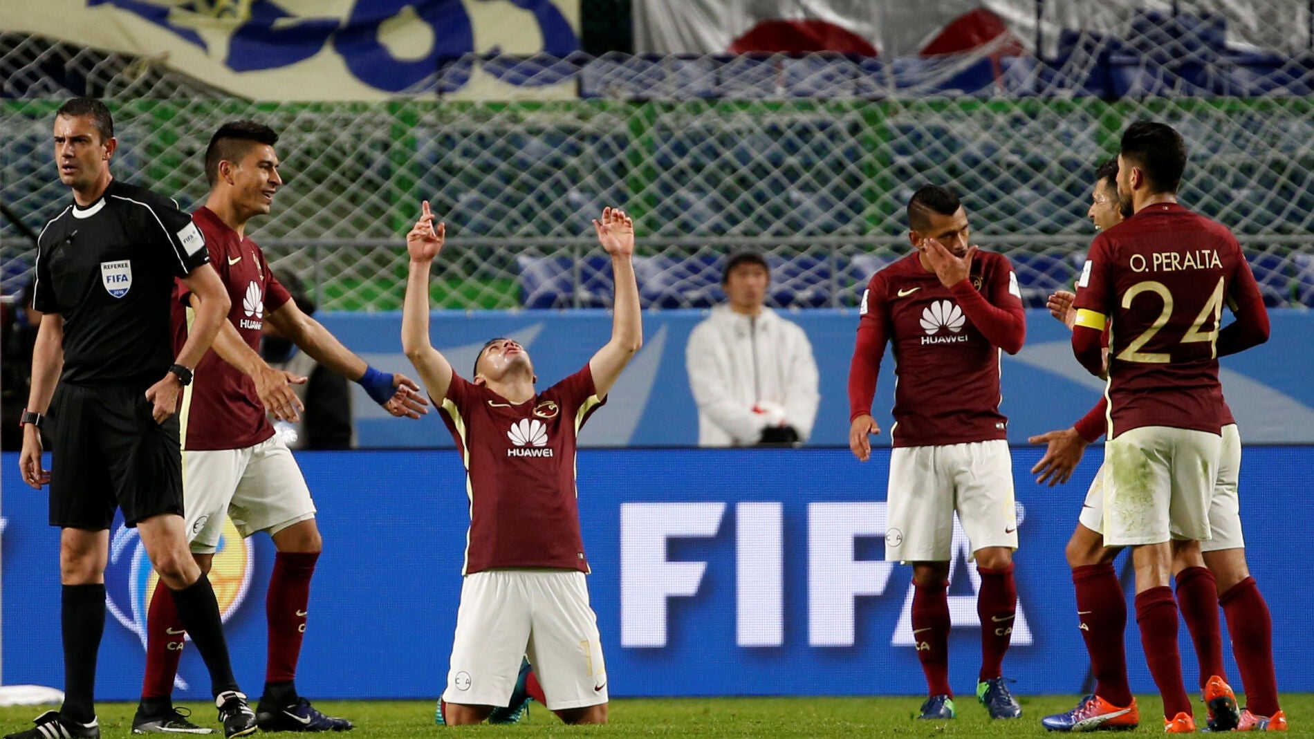 Los jugadores del Am&eacute;rica de M&eacute;xico celebran su victoria en el Mundialito