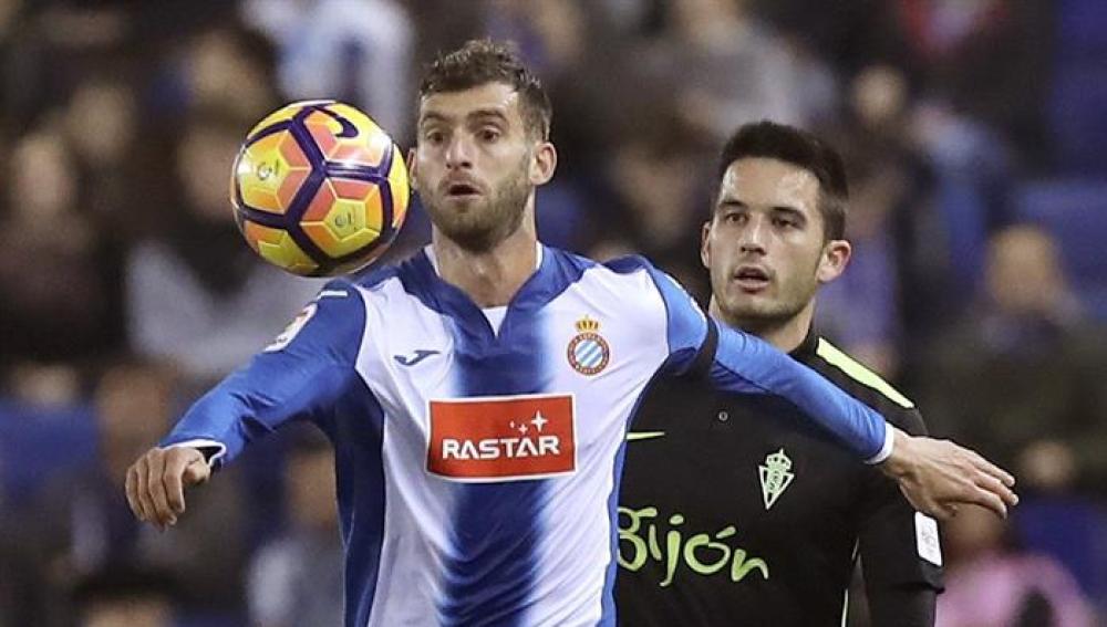 Leo Baptistao intenta marcharse de Isma López.