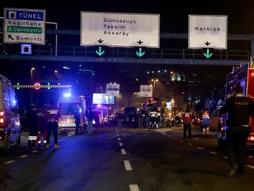 Policía y ambulancias en el lugar donde se ha producido el atentado en Estambul Policía y ambulancias en el lugar donde se ha producido el atentado en Estambul