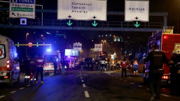 Policía y ambulancias en el lugar donde se ha producido el atentado en Estambul