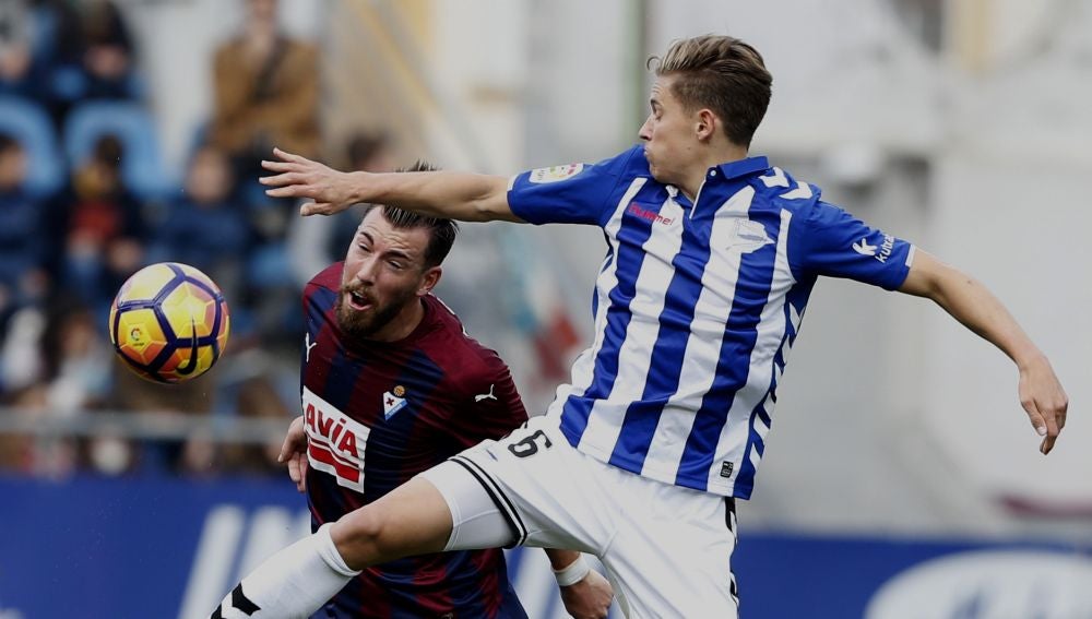 Sergi Enrich y Marcos Llorente pelean por el balón