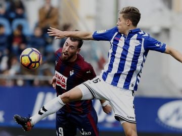 Sergi Enrich y Marcos Llorente pelean por el balón