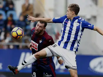 Sergi Enrich y Marcos Llorente pelean por el balón Sergi Enrich y Marcos Llorente pelean por el balón