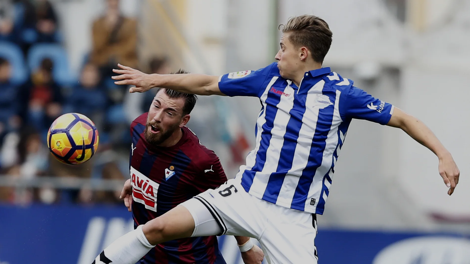 Sergi Enrich y Marcos Llorente pelean por el balón Sergi Enrich y Marcos Llorente pelean por el balón