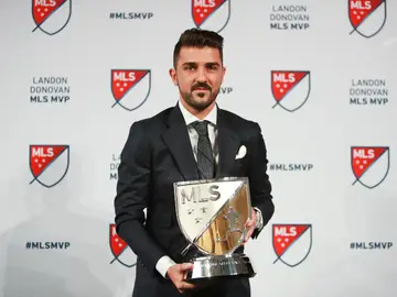 Villa, con el trofeo de Mejor Jugador de la MLS Villa, con el trofeo de Mejor Jugador de la MLS