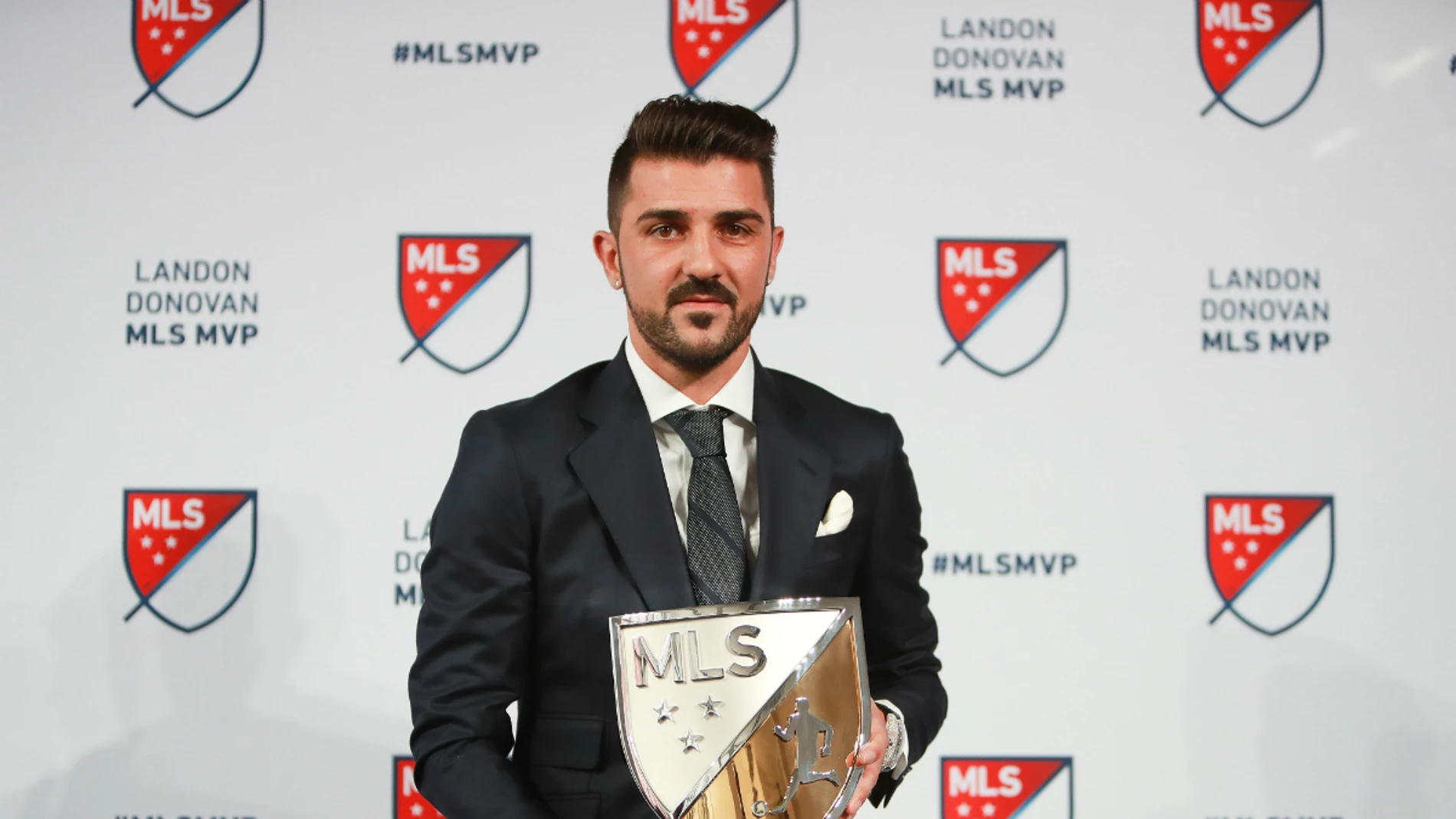Villa, con el trofeo de Mejor Jugador de la MLS Villa, con el trofeo de Mejor Jugador de la MLS