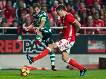 Victor Lindelof y Adrien Silva disputan el balón Victor Lindelof y Adrien Silva disputan el balón