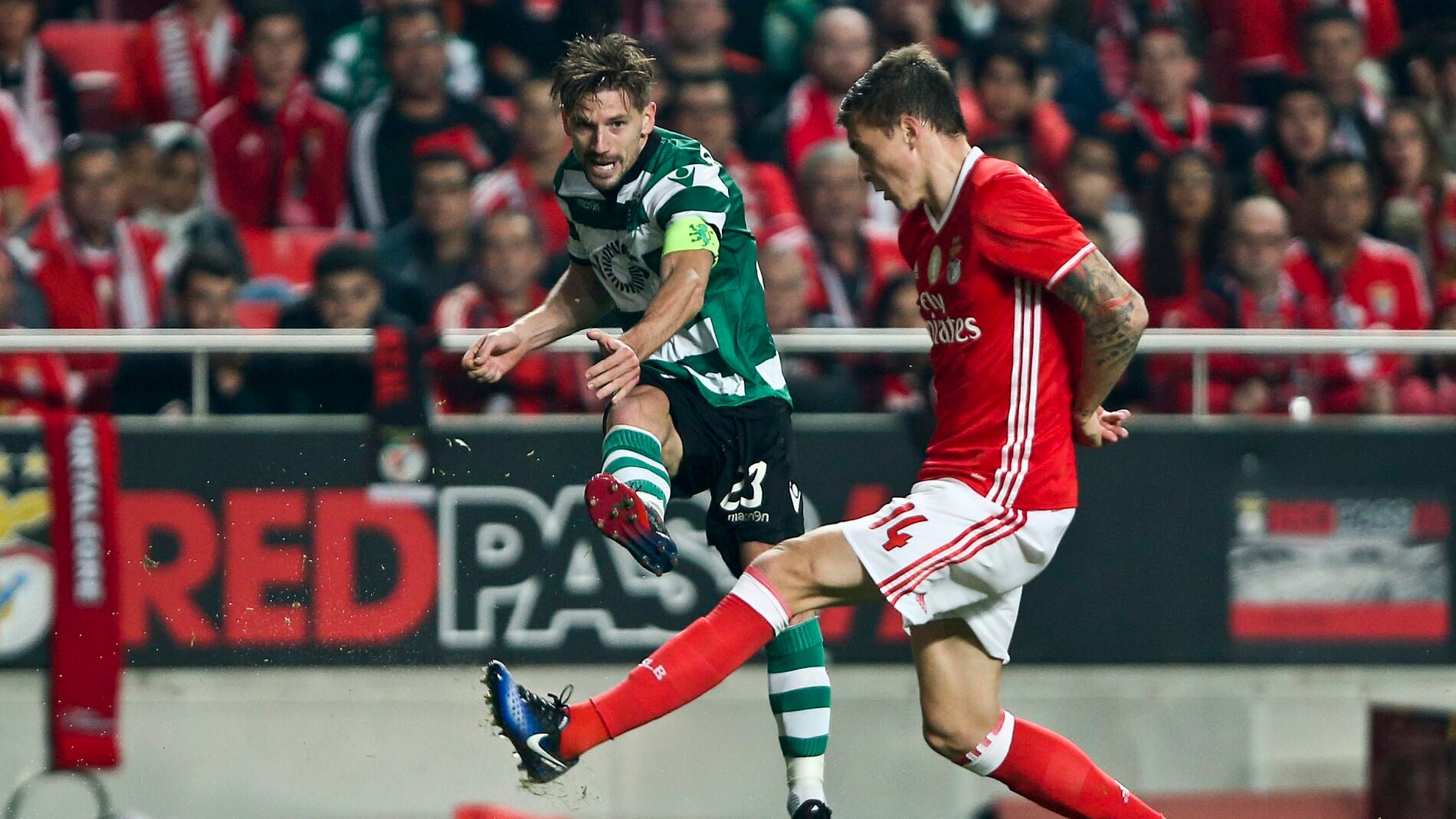 Victor Lindelof y Adrien Silva disputan el bal&oacute;n