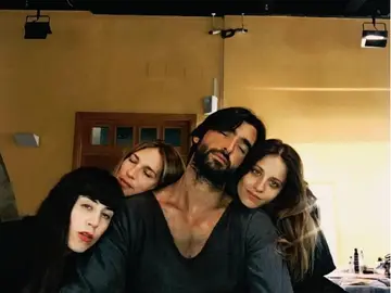 Las caras de cansancio del equipo de 'La Catedral del Mar' tras un duro día de rodaje Las caras de cansancio del equipo de 'La Catedral del Mar' tras un duro día de rodaje