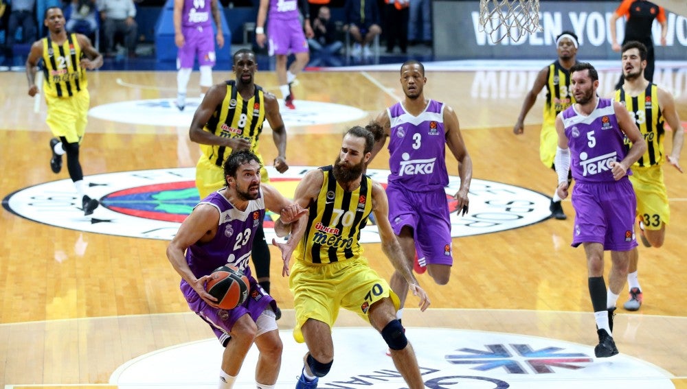 Sergio Llull entra a canasta ante Datome