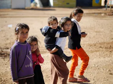 Varios niños en un campo de refugiados Varios niños en un campo de refugiados