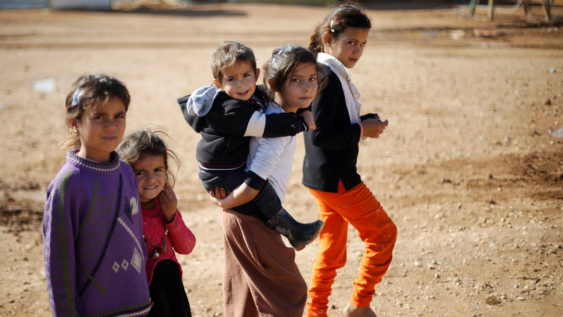 Varios niños en un campo de refugiados Varios niños en un campo de refugiados