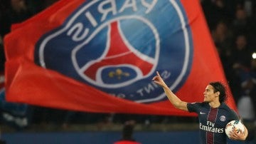 Cavani celebrando uno de sus goles frente al Niza