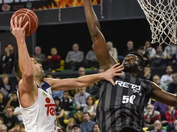 Felipe Reyes tirando a canasta frente a Micheal Eric Felipe Reyes tirando a canasta frente a Micheal Eric