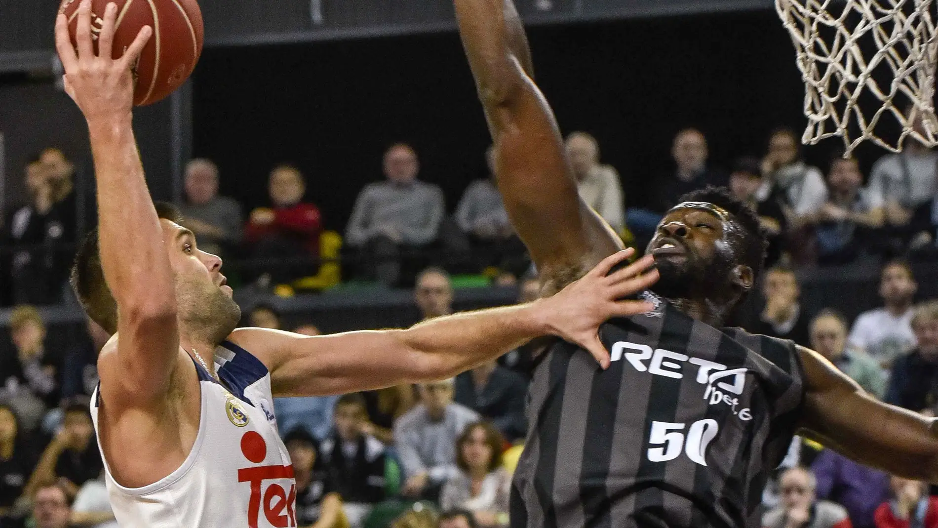 Felipe Reyes tirando a canasta frente a Micheal Eric Felipe Reyes tirando a canasta frente a Micheal Eric
