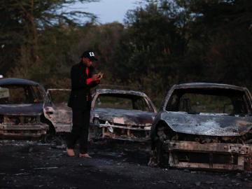 Coches quemados tras la explosión de un camión en Kenia