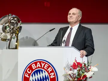 Hoeness presidiendo un acto del Bayern Hoeness presidiendo un acto del Bayern