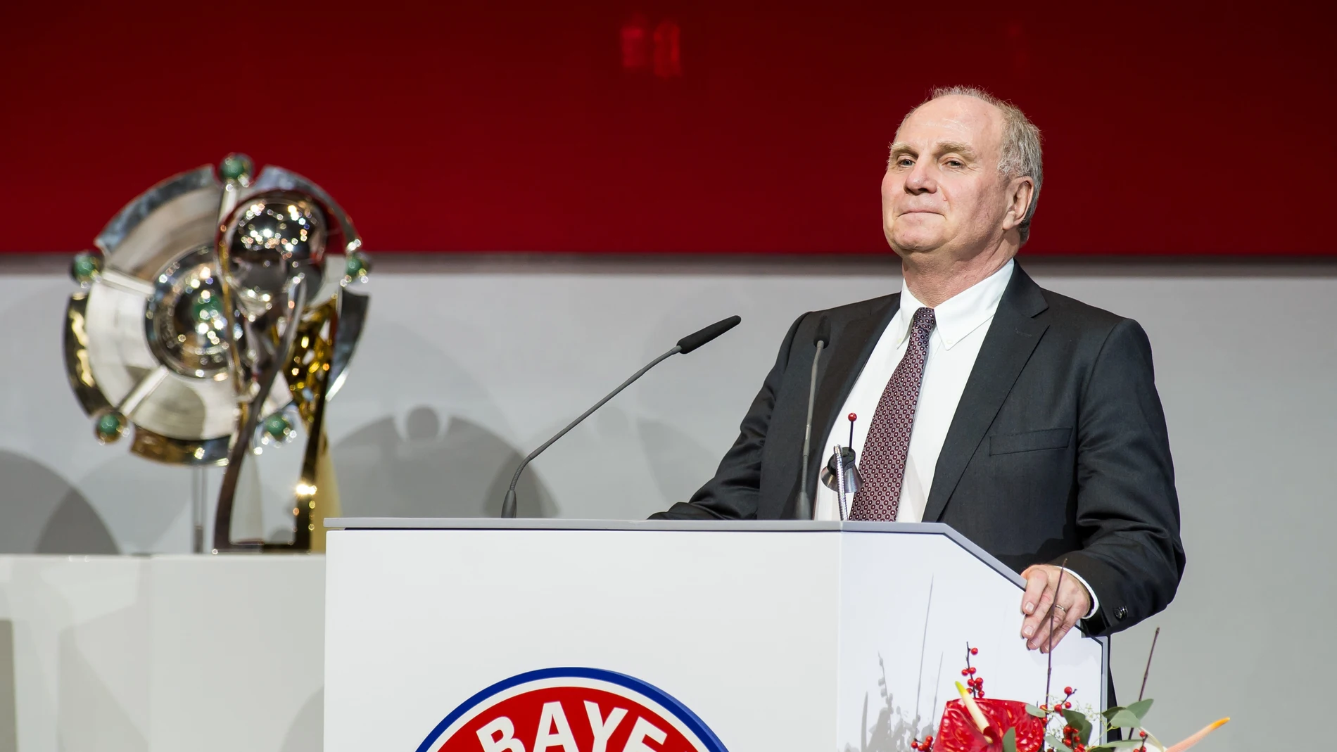 Hoeness presidiendo un acto del Bayern Hoeness presidiendo un acto del Bayern
