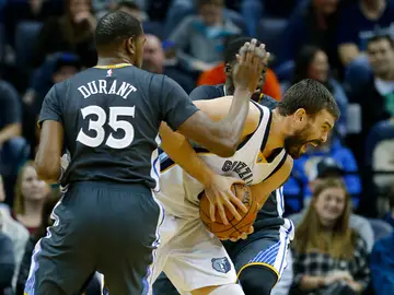 Marc Gasol entra a canasta ante la defensa de Kevin Durant y Draymond Green Marc Gasol entra a canasta ante la defensa de Kevin Durant y Draymond Green