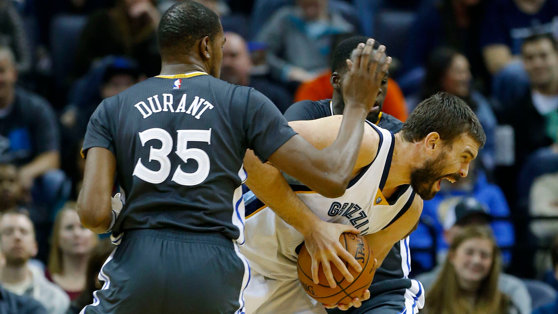 Marc Gasol entra a canasta ante la defensa de Kevin Durant y Draymond Green
