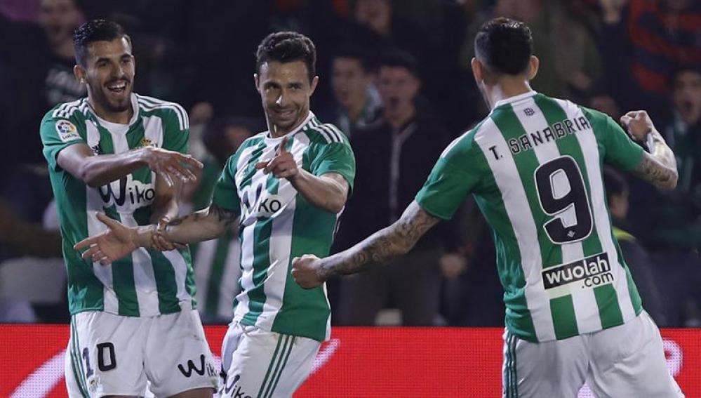 Rubén Castro celebra el gol con Sanabria.