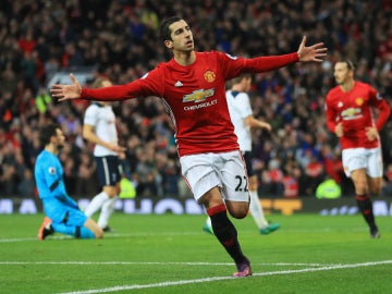 Mkhitaryan celebra un gol con el United