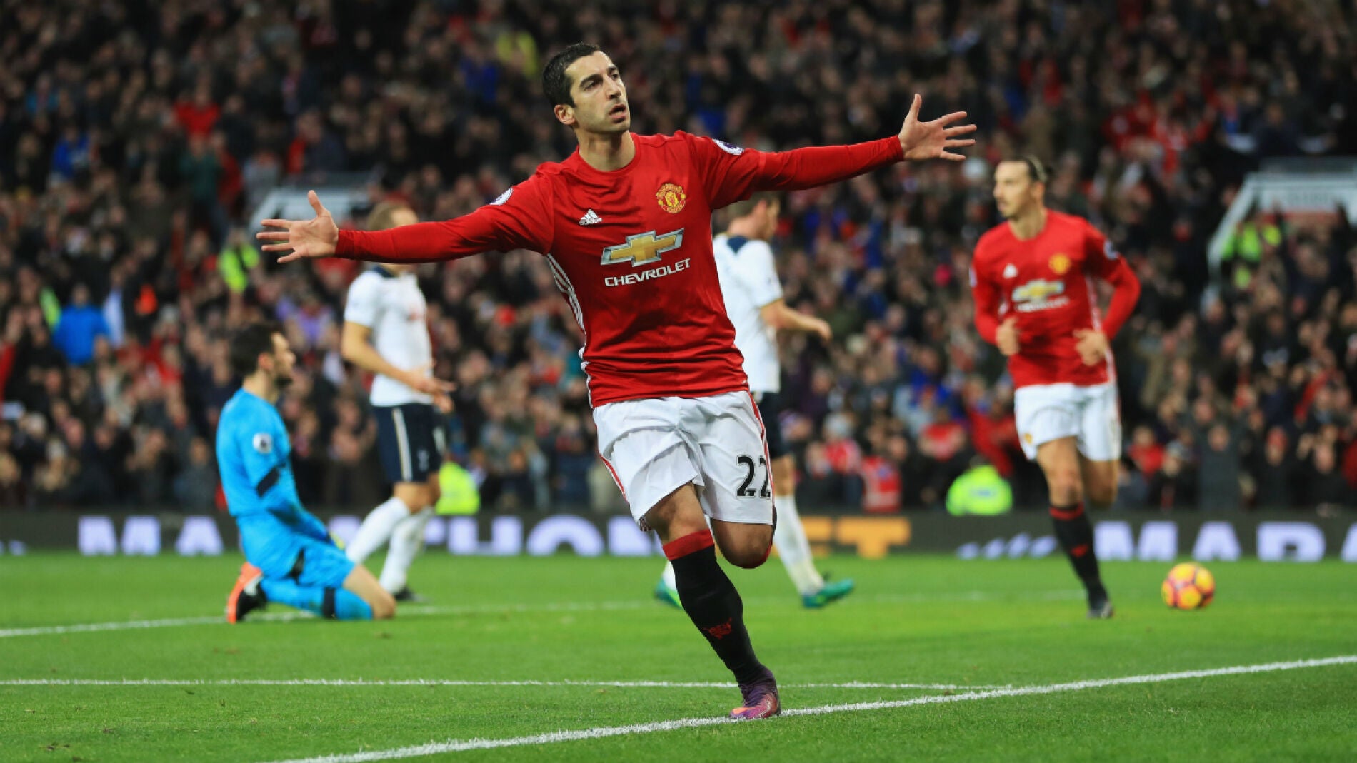Mkhitaryan celebra un gol con el United