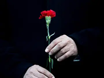 En el estadio Vodafone de Besiktas, en Estambul, Turquía, el 11 de diciembre de 2016, se colocan claveles en el estadio Vodafone. Al menos 38 personas murieron y otras 166 resultaron heridas en dos explosiones fuera del estadio de Besiktas (11-12-20169 En el estadio Vodafone de Besiktas, en Estambul, Turquía, el 11 de diciembre de 2016, se colocan claveles en el estadio Vodafone. Al menos 38 personas murieron y otras 166 resultaron heridas en dos explosiones fuera del estadio de Besiktas (11-12-20169