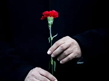 En el estadio Vodafone de Besiktas, en Estambul, Turquía, el 11 de diciembre de 2016, se colocan claveles en el estadio Vodafone. Al menos 38 personas murieron y otras 166 resultaron heridas en dos explosiones fuera del estadio de Besiktas (11-12-20169 En el estadio Vodafone de Besiktas, en Estambul, Turquía, el 11 de diciembre de 2016, se colocan claveles en el estadio Vodafone. Al menos 38 personas murieron y otras 166 resultaron heridas en dos explosiones fuera del estadio de Besiktas (11-12-20169